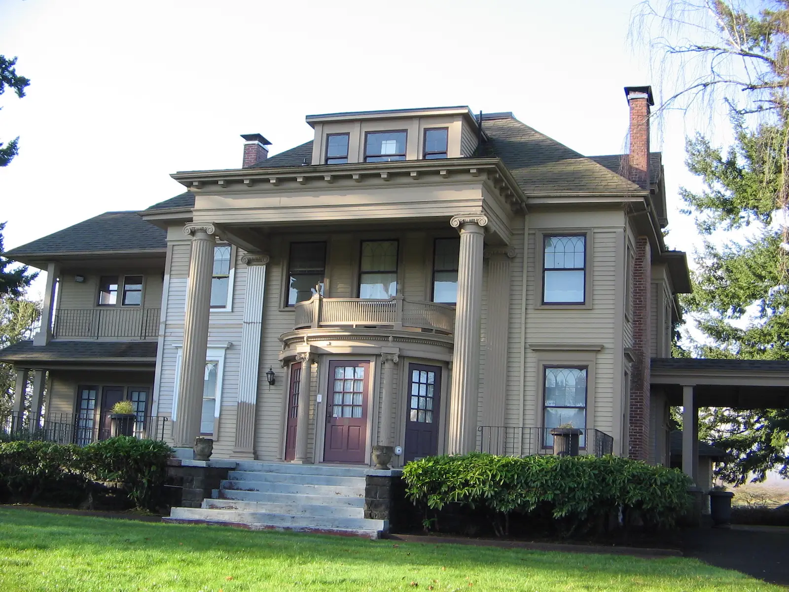 Full exterior view of the historic Vineyard House